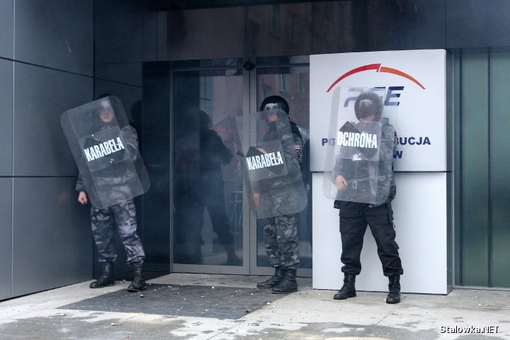 RZESZÓW. Wejście do gmachu Polskiej Grupy Energetycznej w Rzeszowie obstawiała ochrona.