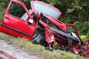Do wypadku doszło na 38-kilometrze Drogi Krajowej nr 77, nieopodal składu drzewnego w Zbydniowie. W momencie zdarzenia padał intensywny deszcz a nawierzchnia jezdni była śliska.