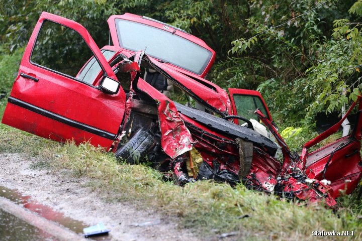 Do wypadku doszło na 38-kilometrze Drogi Krajowej nr 77, nieopodal składu drzewnego w Zbydniowie. W momencie zdarzenia padał intensywny deszcz a nawierzchnia jezdni była śliska.