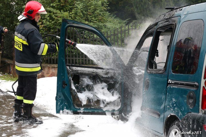 Do pożaru samochodu osobowego marki renault kangoo będącego na stalowowolskich tablicach rejestracyjnych doszło w miejscowości Brandwica przed jedną prywatnych posesji.