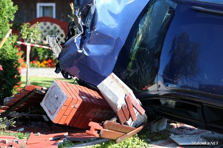 Poszkodowany 23-letni kierowca trafił do szpitala w Stalowej Woli. Policja ustala okoliczności wypadku.