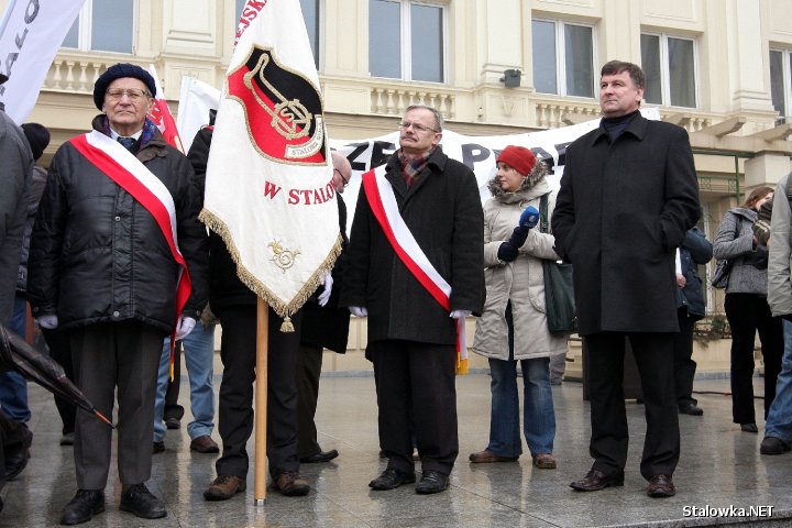 RZESZÓW. Od lewej: Grupa radnych ze Stalowej Woli w poczcie sztandarowym oraz Starosta Stalowowolski Wiesław Siembida.