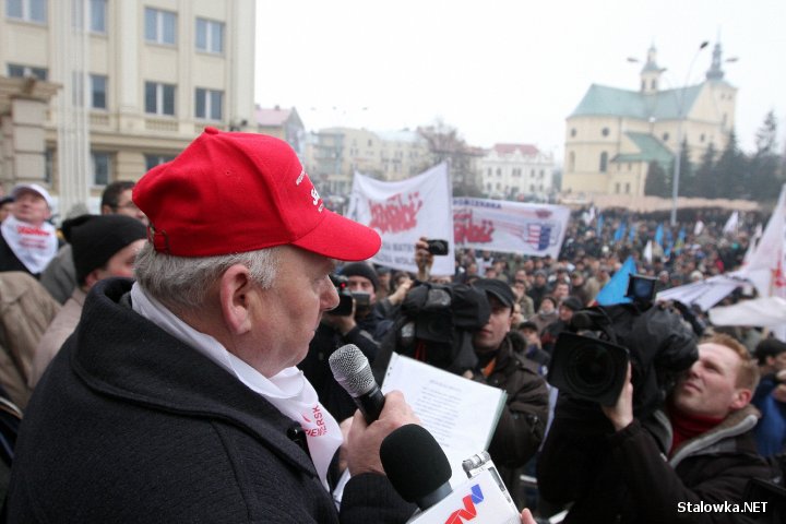 RZESZÓW. Henryk Szostak przemawiający do zebranych przed Urzędem Wojewódzkim w Rzeszowie.