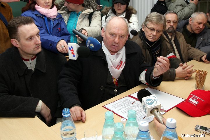 RZESZÓW. Henryk Szostak, przewodniczący NZZ Solidarność HSW (w środku) w asyście przedstawicieli związków.