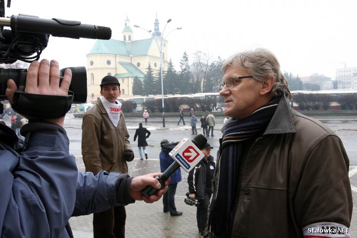 RZESZÓW. Mariusz Kunysz, przewodniczący Międzyzakładowego Związku Zawodowego Pracowników HSW S.A. udzielał licznych wywiadów tuż po manifestacji.