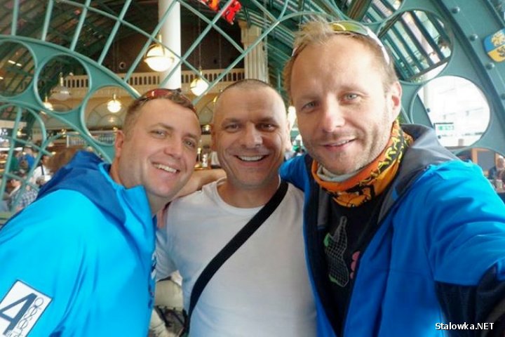 Trzech Polaków w tym pochodzący ze Stalowej Woli Andrzej Gondek (po prawej), biegnie przez chilijską pustynię Atacama.