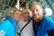 Trzech Polaków w tym pochodzący ze Stalowej Woli Andrzej Gondek (po prawej), biegnie przez chilijską pustynię Atacama.