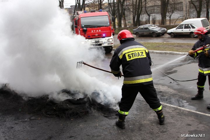10 luty 2009 r.: Tuż przed przyjazdem syndyka strażacy gasili płonące opony.