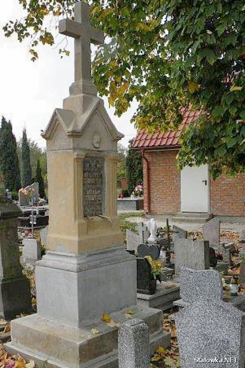 Prace nad renowacją zabytkowego nagrobku śp. Garbaczyńskich na cmentarzu w Rozwadowie, dobiegają końca.