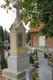 Prace nad renowacją zabytkowego nagrobku śp. Garbaczyńskich na cmentarzu w Rozwadowie, dobiegają końca.