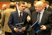 Jednym z organizatorów konferencji był Paweł Piwowar (z lewej), tu w towarzystwie prezydenta Stalowej Woli Andrzeja Szlęzaka.