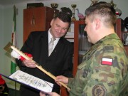 Wiesław Siembida odbiera z rąk dowódcy Tomasza Bąka symbol podhalańskich strzelców.