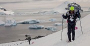 Pochodzący ze Stalowej Woli Andrzej Gondek (wspinający się pod górę na drugim planie z nr 26) zajmuje trzecie miejsce w biegu przez Antarktydę.
