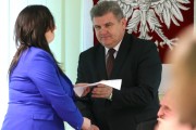 Zygmunt Cholewiński odbiera nominację na radnego Powiatu Stalowowolskiego.