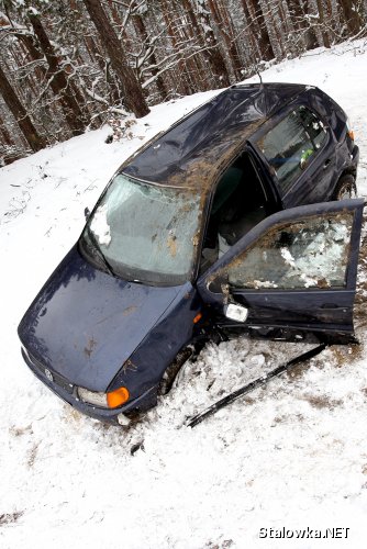 VW Polo - auto pomiędzy Zaklikowem, a Lipą wpadło w poślizg i dachowało.