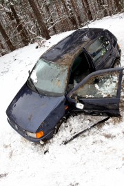 VW Polo - auto pomiędzy Zaklikowem, a Lipą wpadło w poślizg i dachowało.