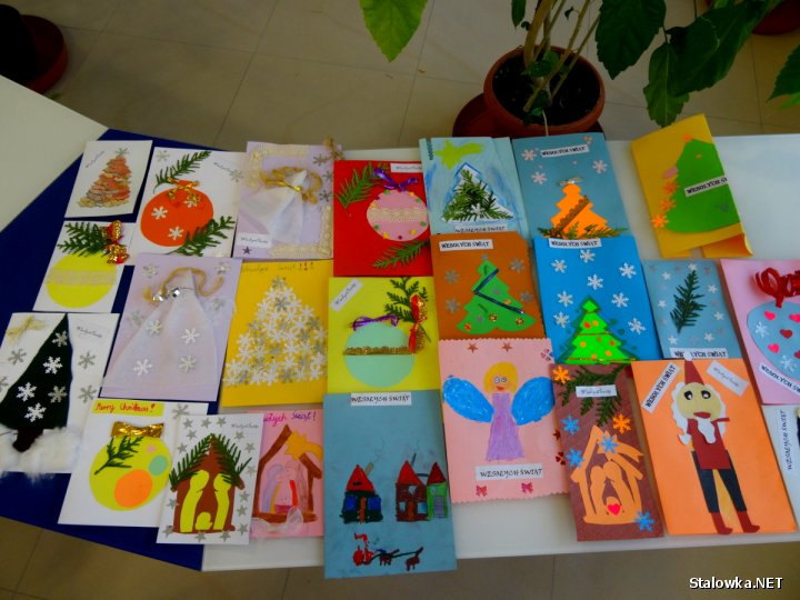 Warsztaty kreatywnego tworzenia kartek świątecznych zostały zorganizowane na prośbę mieszkańców-czytelników biblioteki.