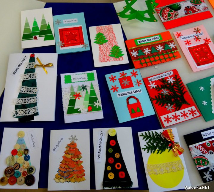 Warsztaty kreatywnego tworzenia kartek świątecznych zostały zorganizowane na prośbę mieszkańców-czytelników biblioteki.