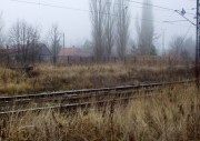 Płot z zabytkowych szyn oddzielający teren PKP od os. Piaski w Stalowej Woli zaczyna znikać.
