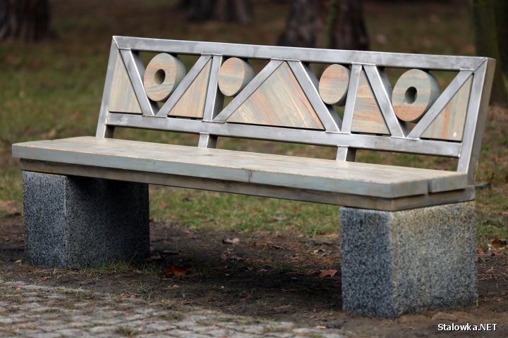 Każda ławka ustawiona w stalowowolskim Parku Miejskim jest niepowtarzalna. Mają różną wielkość i drewniane ozdoby w oparciu.