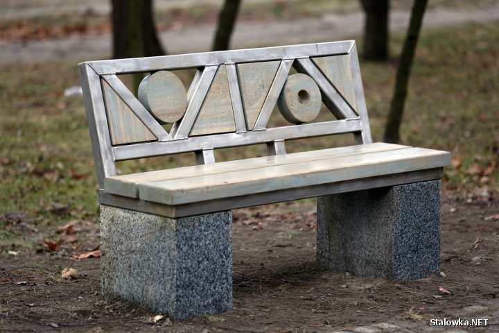 Każda ławka ustawiona w stalowowolskim Parku Miejskim jest niepowtarzalna. Mają różną wielkość i drewniane ozdoby w oparciu.