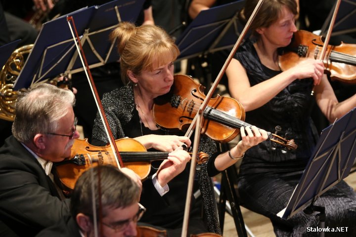 Koncert Noworoczny w Miejskim Domu Kultury w Stalowej Woli w wykonaniu Orkiestry Filharmonii Zabrzańskiej.