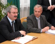 Od lewej: Andrzej Szortyka zastępca pełnomocnika ds. Rozwiązania problemu antykryzysowego i Krzysztof Trofiniak Prezes Generalny HSW S.A.
