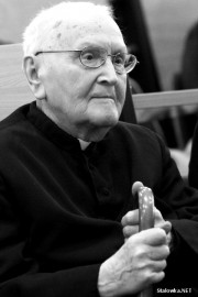 Nie żyje 100-letni ksiądz infułat Józef Sondej, emerytowany proboszcz parafii pw. Chrystusa Króla w Rzeszowie, który jeszcze 24 lutego 2015 roku gościł w Stalowej Woli na uroczystej sesji naukowej poświęconej abp. Ignacemu Tokarczukowi.