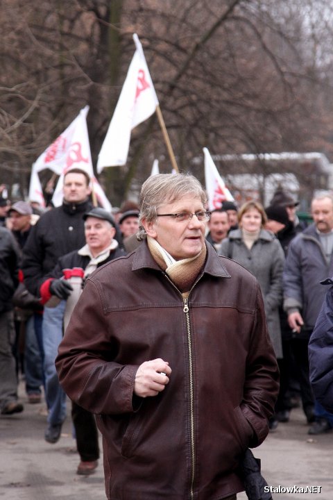 WARSZAWA. Mariusz Kunysz, przewodniczący Międzyzakładowego Związku Zawodowego Pracowników HSW S.A. prowadził grupę manifestujących ze Stalowej Woli.