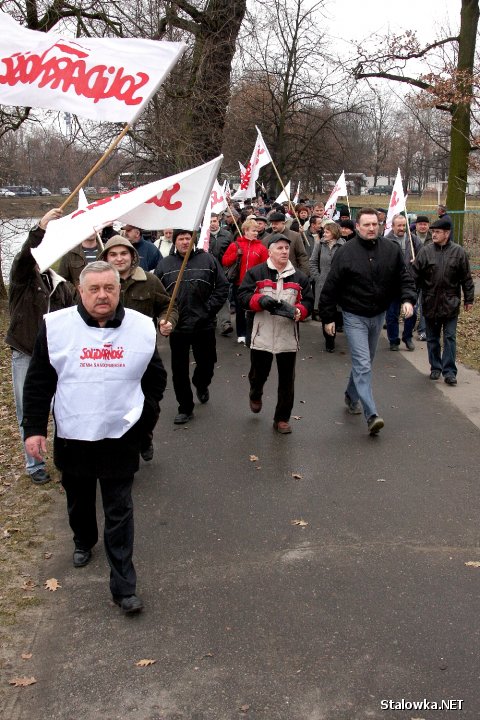 WARSZAWA. Grupa manifestujących ze Stalowej Woli udająca się na pikietę.