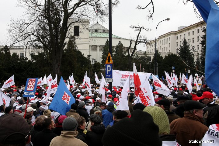 WARSZAWA. Manifestacja zbrojeniówki pod Sejmem.