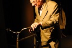  Przez kilkadziesiąt minut 81-letni Edward Kotłowski, aktor od 50 lat związany z Teatrem Dramatycznym im. Józefa Żmudy wspomina sentymentalnie dawną miłość. Radość przeplata z bólem i cierpieniem. Nie brakuje też refleksji i zadumy nad upływającym czasem.