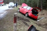 Policjanci ze stalowowolskiej drogówki zabezpieczyli miejsce zdarzenia. Ślady wskazywały, że kierowca próbował wyprowadzić pojazd na drogę, jednak było już za późno.