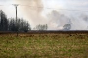 Unoszący się dym było widać z kilkunastu kilometrów. Pożarowi sprzyjał silny wiatr, który utrudniał akcję gaśniczą straż pożarnej.