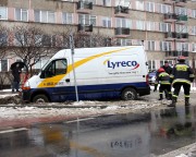Mieszkaniec Rzeszowa jadący ulicą Okulickiego myśląc, że na poboczu znajduje się kostka brukowa wjechał, aby zaparkować pojazd. 