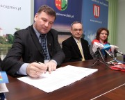 Podpisanie umowy na remont drogi na odcinku Stalowa Wola - Pysznica, pomiędzy Powiatem Stalowowolskim, a Przedsiębiorstwem Robót Drogowych Sp. z.o.o.
