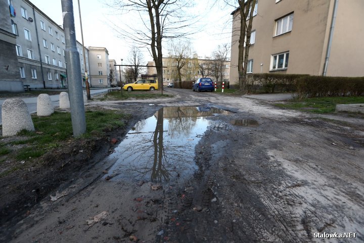 Po informacji o remoncie terenów przyblokowych przy ulicy Popiełuszki 36 i 38 w Stalowej Woli z redakcją Stalowka.NET skontaktował się mieszkaniec sąsiadującego podwórka przy ulicy Dmowskiego 7.