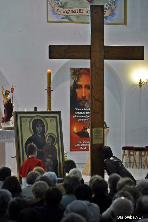 Po godzinie 22:00 rozpoczęła się Droga Światła Alejami Jana Pawła II w Stalowej Woli. Symbole ŚDM zostały przeniesione z parafii Opatrzności Bożej do Bazyliki Konkatedralnej.