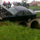 Stalowa Wola: Auto zawisło na moście. Jedna osoba ranna