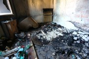 Po 50 minutowej akcji straży pożar ugaszono. Spaleniu uległo całe mieszkanie. Lokal jak i klatka schodowa zostały przewietrzone. Wyniesiono z niego spalony fotel oraz kanapę. Mieszkanie nie nadaje się do zamieszkania. Przyczyna pożaru nie została ustalona.