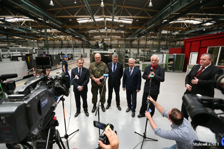 Konferencja prasowa w Hucie Stalowa Wola S.A. w nowym gnieździe produkcyjnym - jedynej w Polsce lufowni.