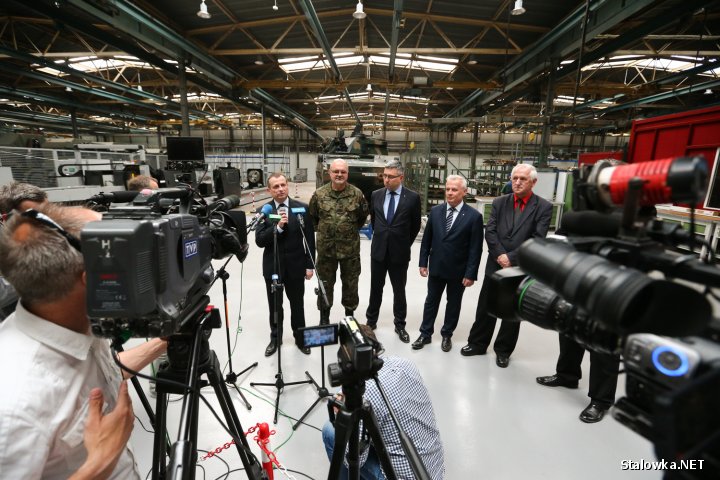 Konferencja prasowa w Hucie Stalowa Wola S.A. w nowym gnieździe produkcyjnym - jedynej w Polsce lufowni.