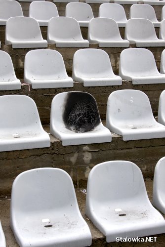 Jedno ze zdewastowanych krzesełek na stadionie w Stalowej Woli.
