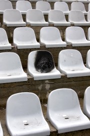 Jedno ze zdewastowanych krzesełek na stadionie w Stalowej Woli.