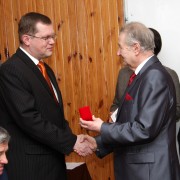 Paweł Ciołkosz, dyrektor Zespołu Szkół Nr 3 w Stalowej Woli odbiera, z rąk założyciela Wyższej Szkoły Ekonomicznej, medal Zasłużony dla Uczelni