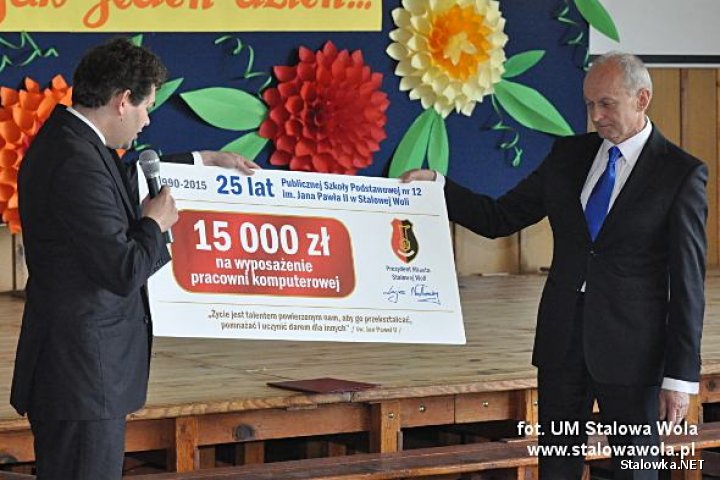 Na okoliczność święta dwunastki władze miasta przekazały bon o wartości 15 tysięcy złotych na wyposażenie pracowni komputerowej.