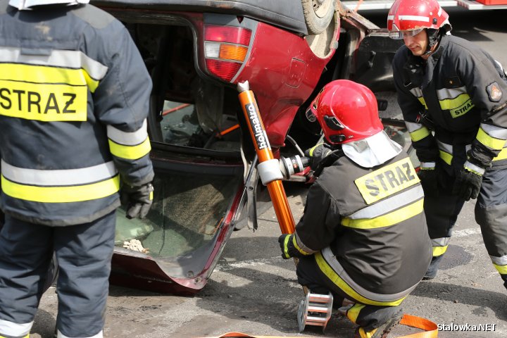 Wyciągnięcie z pojazdu poszkodowanego wymagało użycia specjalistycznego sprzętu.