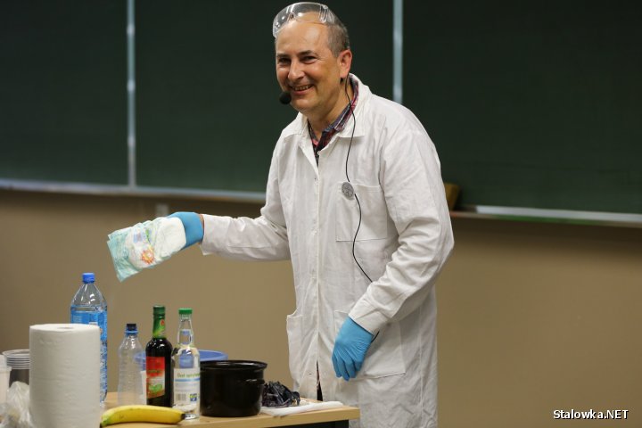 Piątkowe spotkanie z naukowcami przyciągnęło 450 dzieci z klas IV-VI z ośmiu stalowowolskich szkół podstawowych. Poprzez zabawę zgłębiali tajniki fizyki, chemii i lotnictwa.