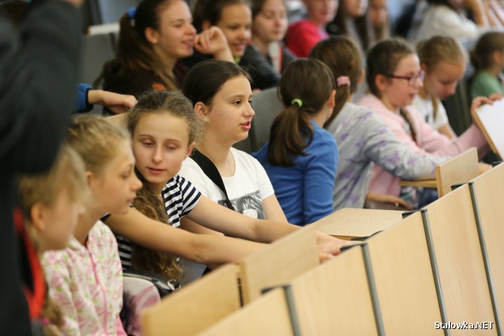 Piątkowe spotkanie z naukowcami przyciągnęło 450 dzieci z klas IV-VI z ośmiu stalowowolskich szkół podstawowych. Poprzez zabawę zgłębiali tajniki fizyki, chemii i lotnictwa.
