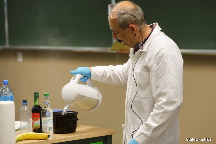 Piątkowe spotkanie z naukowcami przyciągnęło 450 dzieci z klas IV-VI z ośmiu stalowowolskich szkół podstawowych. Poprzez zabawę zgłębiali tajniki fizyki, chemii i lotnictwa.